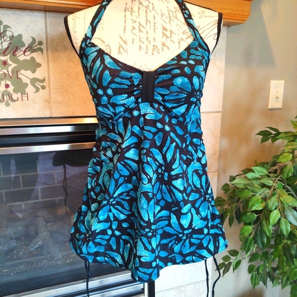 Liz Lange Maternity Medium Tankini Top!